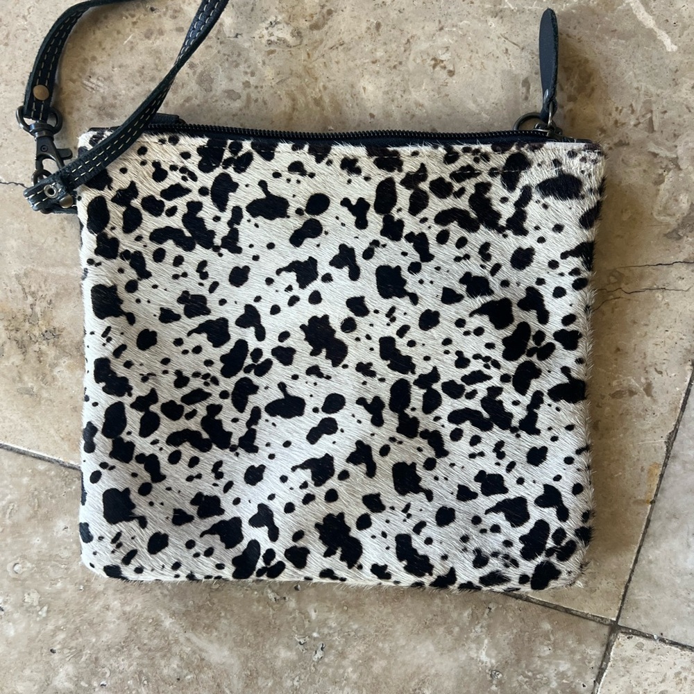 Myrna cowhide wristlet cream, color and black excellent condition - Picture 2 of 7